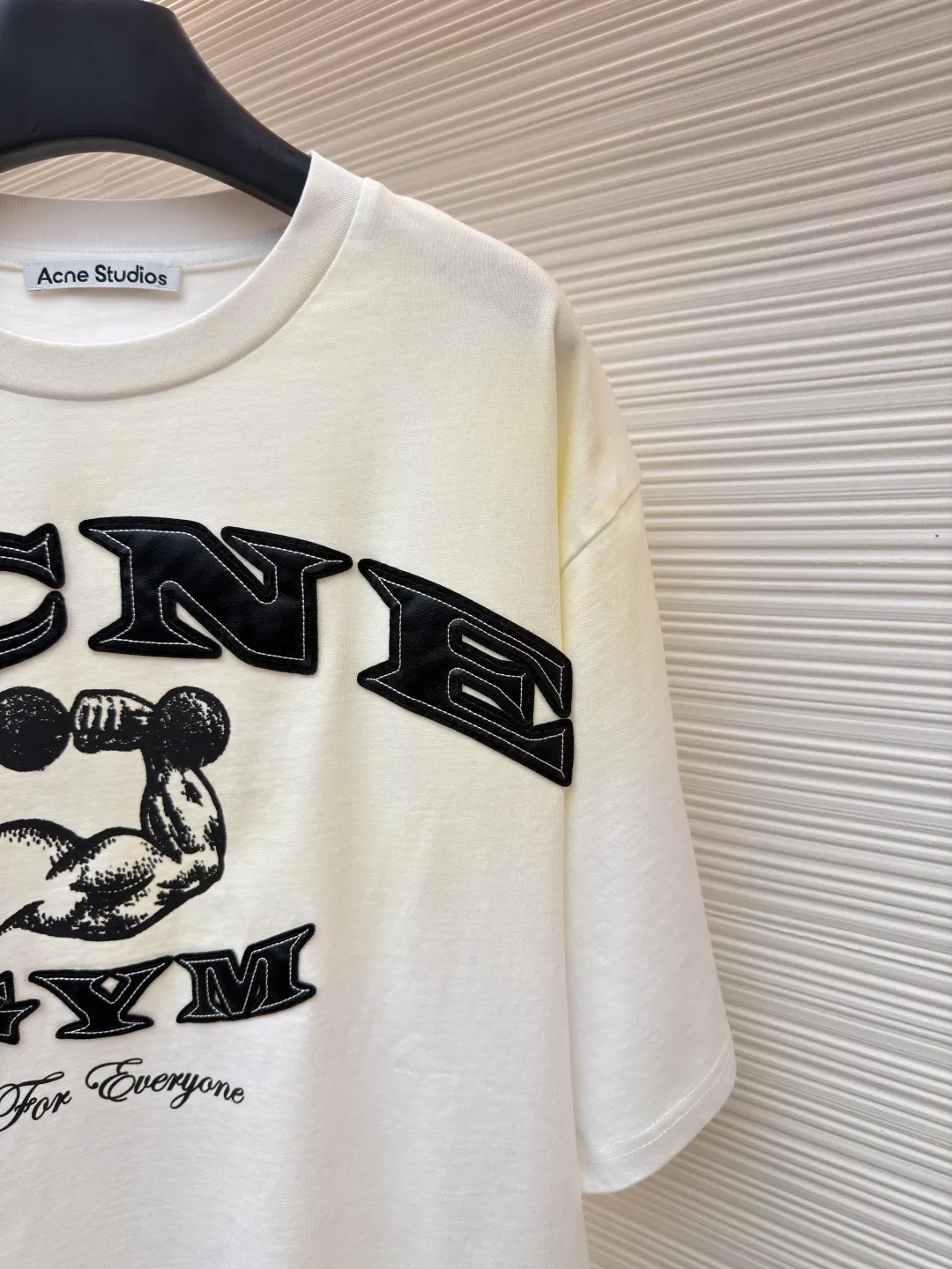 Acne Studios distressed logo short sleeves ●Original version: Purchased and developed for 4100 ●Item number: 1682357-A15 ●Fabric: soft plain weave fabric ●Technology: glue printing ●Color: white gradient ●Version: fitted version ●Weight: about 385 grams ●Size: S-M-L-XL ●Description: Customized elegant cotton double-ply soft plain weave fabric, soft and delicate, comfortable and close to the skin, with warm brown as the main color with grayscale It is unobtrusive but has an overwhelming aura. The ACNE GYM logo on the body is outlined with powerful brown lines. For Everyone is simple but contains profound meaning. The inadvertently smudged distressed effect meets the carrier of retro feelings, which is full of fashion tension, making every outfit a fashion feast. Adopting imported machine appliqué embroidery technology, using advanced computer control systems and precision mechanical components to achieve ACNE GYM appliqué embroidery operations, presenting an embroidery effect with both clarity and three-dimensionality. Glue printing is used. The printing has been modified three times with the film screen. Use glue liquid paint to print the pattern on the fabric. Bake the fabric to fix the gradient of the printed image and make it look old. By spraying dyes of different colors on the surface of the fabric, the clothes can show rich color changes under different lights. Increase the visual layering. The fabrics have been washed, have a better hand feel and texture, are not easy to deform, are not easy to shrink, are not easy to fade, and maintain long-term beauty. The overall wiring is straight and delicate, the fabric is comfortable and soft, and the color is consistent without color difference. It can be matched with the same style to create a fashionable look and control various occasions. Customized accessories, complete with three standards, same style for men and women!